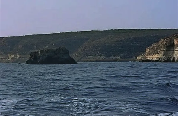 Pri italijanskem otoku Lampedusa je po dveh dneh prekinitve znova steklo iskanje približno 250 pogrešanih po četrtkovi nesreči ladje s približno  500 prebežniki iz Afrike