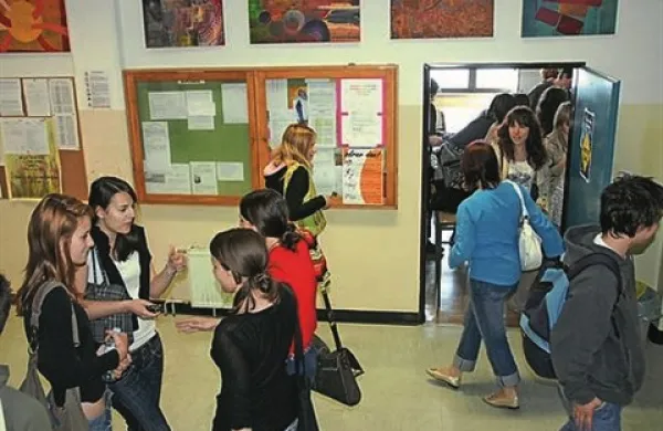 V predšolski vzgoji je najmlajše vzgajalo in izobraževalo nekaj več kot 10.200 vzgojiteljev in njihovih pomočnikov, v osnovnem šolstvu 16.500 predmetnih in razrednih učiteljev, v srednjih šolah 7700 srednješolskih učiteljev, na višjih strokovnih šolah