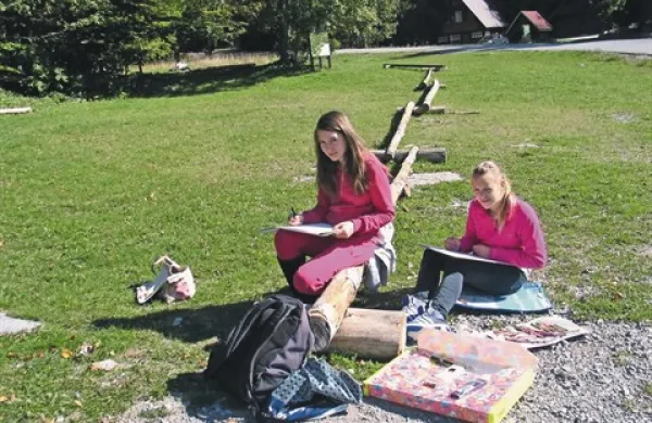 Mladi slikarki z OŠ Pregarje Tjaša Butinar (levo) in Lori Zadnik
