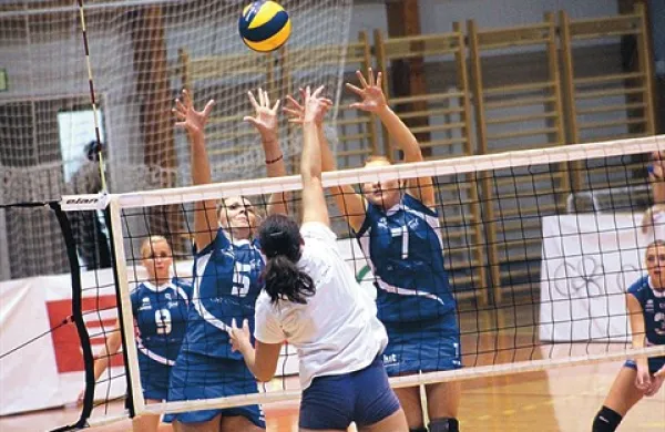 Novogoričanke (v modrem) so združile zrelost in mladost. V bloku (z leve) 38-letna Majda Čičić Leban in  18-letna Tina Grudina