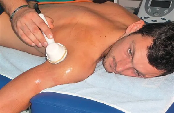  Takole poteka zdravljenje preobremenjene mišice  na  Fakovem desnem ramenu, ki je ob teku obremenjena tudi s puško