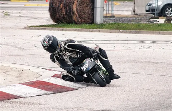Takole je proti cilju drvel zmagovalec odprtega razreda minomoto Jani Medoš