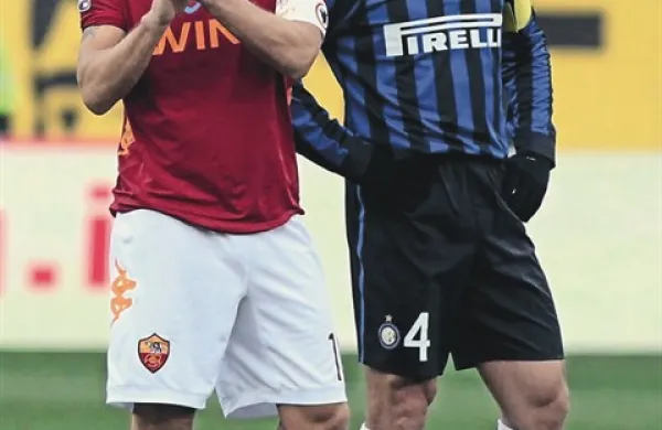 Francesco Totti (levo) pri 37-ih letih še vedno zabija za Romo, eden od simbolov Interja v zadnjem obdobju Javier Zanetti pa je poškodovan 