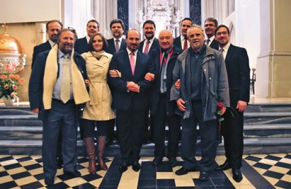 Člani slovenskega okteta in (z leve v prvi vrsti) Ivan Florjanc, Katarina Pustinek Rakar, sedanji umetniški vodja okteta Jože Vidic, Anton Nanut in Igor Štuhec