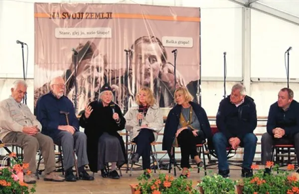 O filmu nekoč in danes so spregovorili (z leve): Ivan Marinček, Aleksander Valič, Štefka Drolc, Jožica Hafner, Milena Zupančič, Evgen Car in Simon Tanšek, direktor fotografije v filmu Srečen za umret