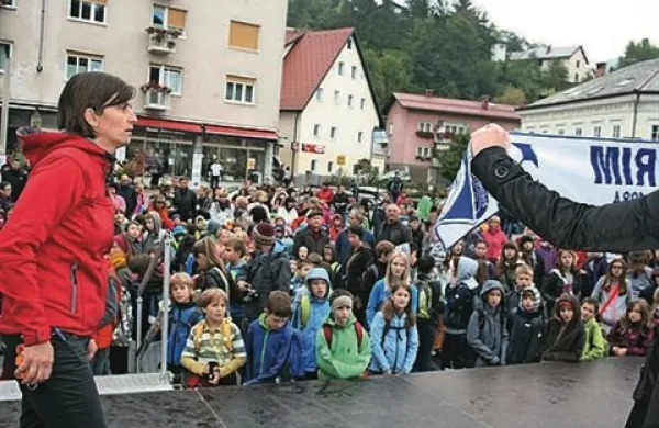 Utrinek z licitacije predmetov znanih Slovencev ter prodaje podarjenih knjig in didaktičnih igrač