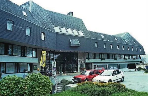 Po hotelu Alp, ki ga je imela družba Kontinuum v najemu od letošnje pomladi in je po poteku najemne pogodbe konec septembra zaprl vrata, se je konec tega tedna zaprl še hotel Kanin (na fotografiji)