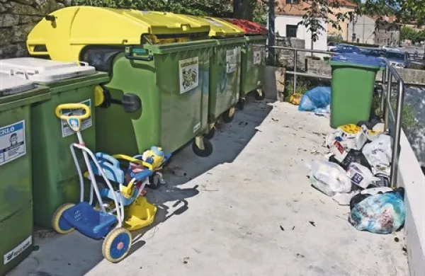 Ekootok nad staro avtobusno postajo v Sežani: sem na spadajo kosovni odpadki (otroški voziček), mešani odpadki v vrečah, niti odpadki pravnih oseb