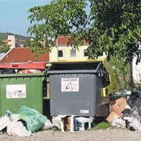 Še drug primer ekootoka v Sežani z napačno odloženimi odpadki: črne vreče z mešanimi odpadki in nezložene kartonske škatle 