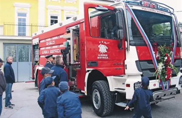 Nova bistriška avtocisterna zmogljivosti 11.000 litrov vode z vso  potrebno opremo je med udeleženci prireditve vzbudila veliko pozornosti 