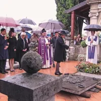 Coroninijeva družina in duhovnik Alessio Stasi, ki je vodil mašo in pogrebno slovesnost