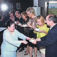 Med redkimi izbranci, ki mu je juho izročila princesa Soamsawali, je bil tudi predsednik uprave Luke Koper Gašpar Gašpar Mišič 