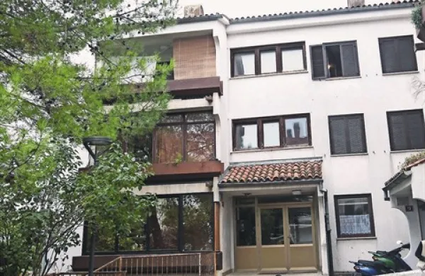V petek se je v stanovanjskem bloku na Kozlovičevi 11 v Kopru zgodila tragedija