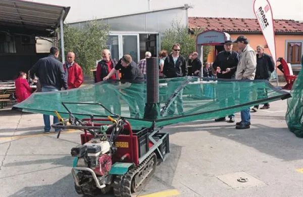 V Oljarni Hrvatin so predstavili dežnik, ki pri obiranju manjših dreves nadomesti talne mreže