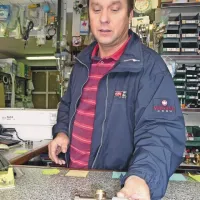Robert Belič iz trgovine z inštalacijskim materialom in ogrevalno tehniko Gal v Šalari opozarja, da je treba na stare radiatorje s sredinskim priklopom namestiti poseben  TKM termostatski ventil