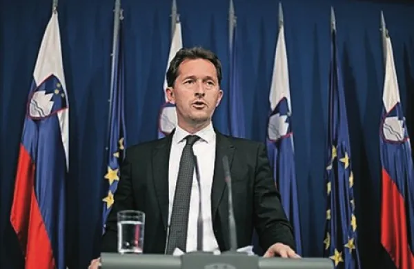 Če bodo stresni testi pokazali, da je v bankah nastala bistveno večja finančna luknja, kot so doslej ocenjevali, bo smiselno in najprimerneje, da vlada zaprosi za pomoč iz evropskega reševalnega mehanizma ESM, jedanes dejal prvak DL Gregor Virant