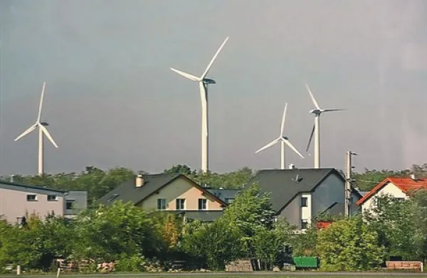 V Avstriji morajo biti vetrnice od naselij oziroma stanovanjskih hiš oddaljene najmanj en kilometer.