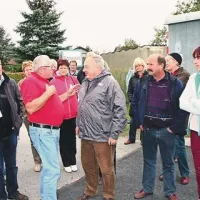 Krajani Dolenje vasi, Senožeč in Laž so se o vplivih vetrne elektrarne na bivalni prostor in  kakovost življenja pogovarjali s prebivalci avstrijskega Potzneusiedla, ki jih obdaja kar 300 vetrnic, a težav s sobivanjem nimajo.  