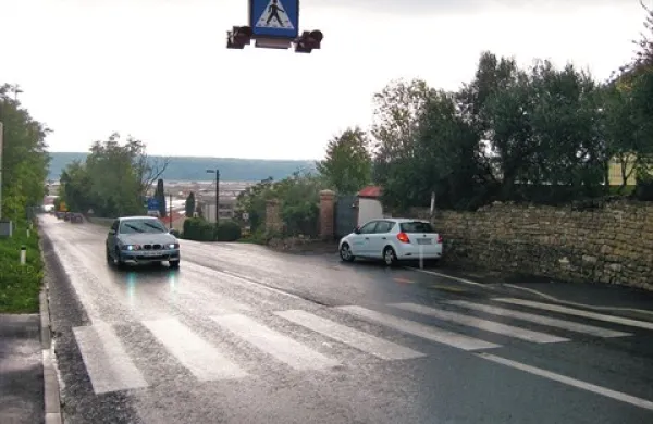 Izredno nevaren je odcep na tlakovano cesto proti solinam, poleg tega luč nad prehodom utripa le ponoči, čeprav bi morala tudi podnevi, opozarjajo krajani Seče