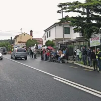 Tako so se lani na protestnem shodu zbrali krajani Seče in zahtevali prehod za pešce, pločnik ter kolesarsko stezo do Lucije  