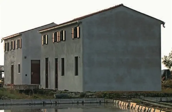 V Krajinskem parku Strunjan so obnovili solinarski hišici na območju strunjanskih solin. V hišicah so uredili informacijski center in prostore za upravo parka.
