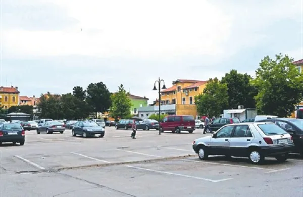 Na parkirišču Lonka v Izoli so trije nasilni mladoletniki v nedeljo napadli Koprčanko in nato obračunali še z njenim možem, ko ji je priskočil na pomoč