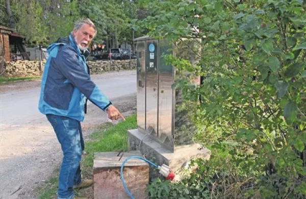 Alojz Gec kaže izklopljeni električni kabel