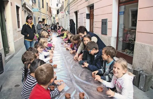 Otroci izolskih vrtcev in šol so se množično udeležili delavnic Krajnčeve