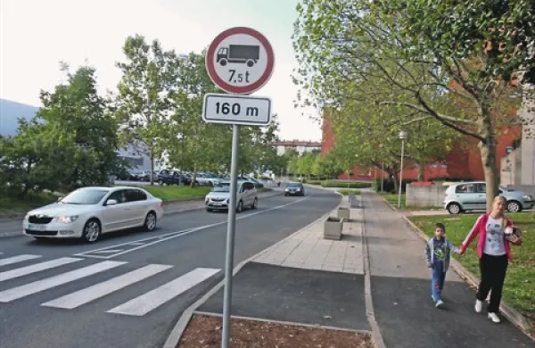 Od poletja je po spodnjem delu Ceste na Lenivec s tovornjaki možen le še dovoz do Spara, naprej pa ne