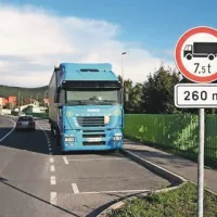 Dostop do Poslovne cone Lenivec (nasproti tehničnih pregledov) je po novem iz smeri avtoceste za težje tovornjake legalen le preko kamionske ceste 