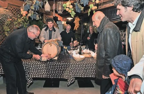  Za razliko od javnih martinovanj po vaseh v Vipavski dolini, se tisto v Novi Gorici ne obnese. Zato ga bodo nadomestili.