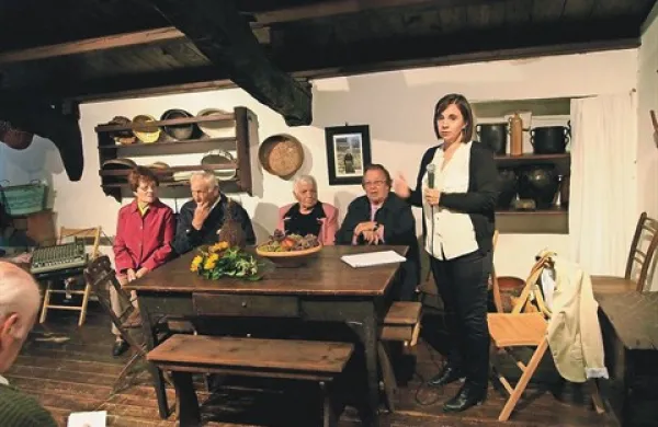  Nekaj opreme in pohištva so v hišo prinesli iz drugih krajev, dnevni prostor in spalnica pa sta bolj ali manj takšna, kot ju je imela Tona   