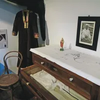 Tonin plašč, ki je bil že poln lukenj, ki so jih naredili molji, so restavrirali in ga razstavili v Tonini hiši. V predalu je nekaj ročno izdelanega perila.