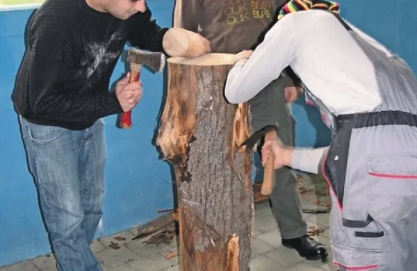 Mladi ustvarjalci so vešči tudi mizarskega dela