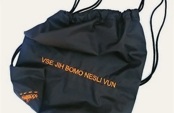 Eden od predmetov na razstavi Socialdress - Moč ljudem v galeriji Alkatraz