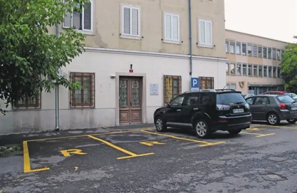 Na Muzejskem trgu, pred vhodom v prostore Inštituta Andreja Marušiča Univerze na Primorskem (UP), je občina nedavno dala zarisati pet rezerviranih parkirnih boksov