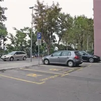 Čez dan za univerzo, ponoči za domačine