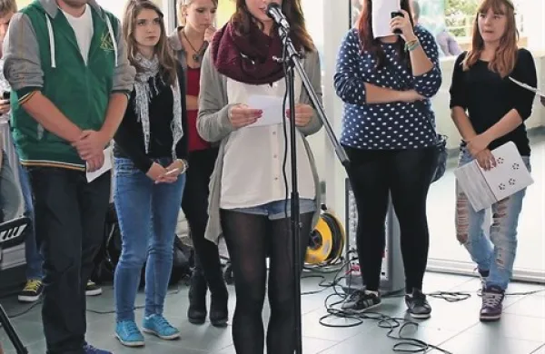  Dijaki so z recitiranjem ali kot člani šolskega pevskega zbora  predstavili materni oziroma nekatere tuje jezike