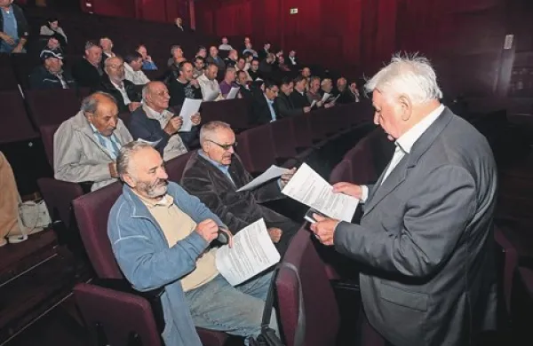 Koprski podžupan Anton Sagadin (na fotografiji desno), dolgoletni vodilni delavec v Luki, je spomnil, da je sam živel in delal v sistemu, v katerem so delavci soodločali o vsem, zdaj pa da o vsem odloča kapital
