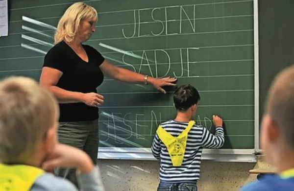 Poročilo Eurydice o plačah učiteljev v Evropi potrjuje, da varčevanje v izobraževanju ne vodi iz krize, temveč je potrebno kakovostno izobraževanje, menijo v Sindikatu vzgoje, izobraževanja, znanosti in kulture Slovenije