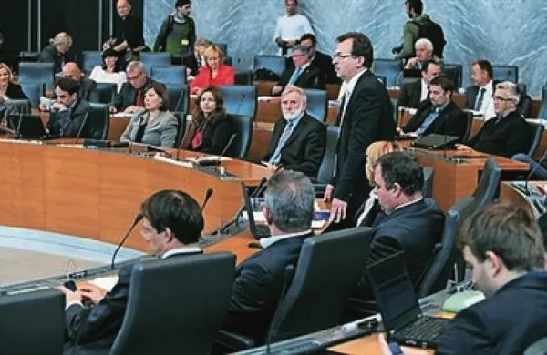  Proračun za prihodnji dve leti ne kliče  trojke, je ob  predstavitvi v državnem zboru povedala premierka Alenka Bratušek. Nasprotno, Slovenijo pelje  v smer fiskalne stabilizacije, je dodal   finančni minister Uroš Čufer. 