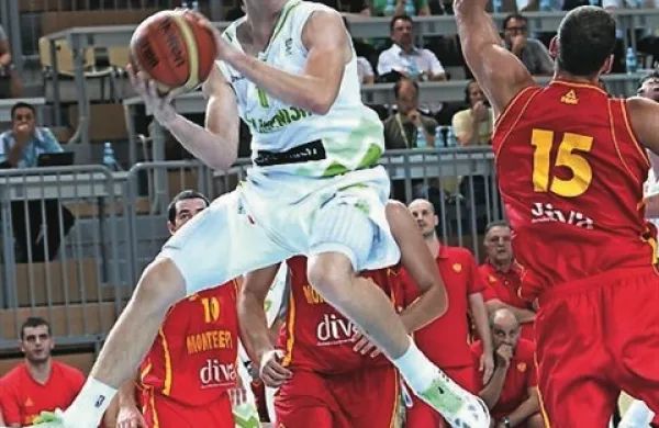 Goran Dragić je bil najboljši strelec Phoenixa, v slabih 18 minutah je dosegel 19 točk ter prispeval pet podaj