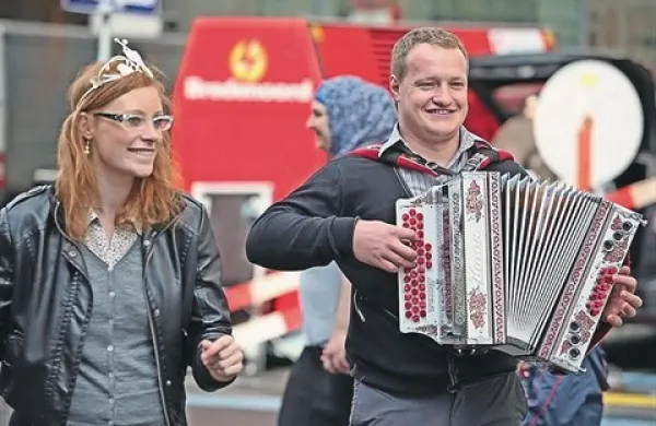 Vipavci med Dunajčaniz vinom in harmoniko