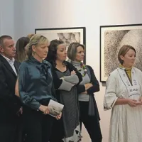 Kiparjev brat Stanko Posega, bivša kiparjeva soproga Nataša Benčič, kustosinji razstave Pavla Jarc in Majda Božeglav Japelj ter ravnateljica Obalnih galerij Lilijana Stepančič
