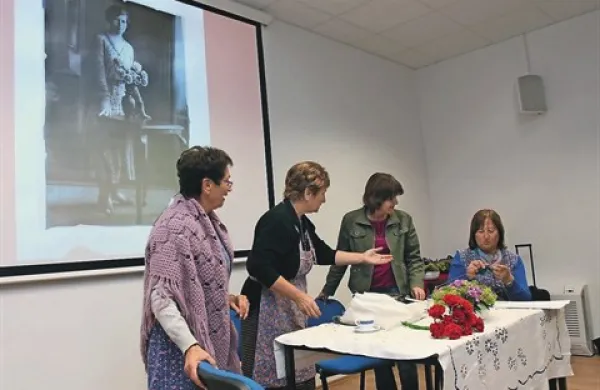 Članice etnološkega študijskega krožka so svoje ugotovitve predstavile tudi v krajši gledališki predstavi