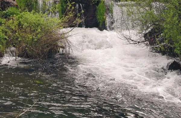 Po kakšni ceni bo voda iz Malnov (na fotografiji) pritekala do postojnskih in pivških občanov? Eni bi jo podražili, drugi ne, zato bo verjetno ostalo tako kot doslej.
