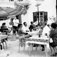 Tako živo je bilo pred hotelom Poldanovec davnega leta 1972