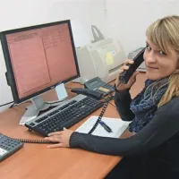 Operaterka Jerica Jazbinšek vsak dan pokliče uporabnike Rdeče tipke in preveri, kako so. “Za nekatere je naš klic edini v dnevu,” pove.  