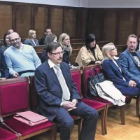 V polni sodni dvorani so bili poleg obtoženih, novinarjev, zaposlenih iz  občinske službe za odnose z javnostmi tudi predstojniki  nekaterih občinskih uradov, podžupan Danijel Cep ter županova svetovalca  Ljubiša Mihajlović in Sebastjan Jeretič 