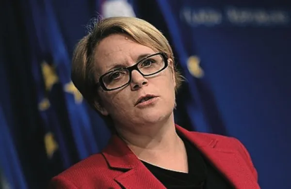 Zaradi finančne situacije, v kateri je država, se bo sprememba uveljavila, ko bo gospodarska rast v državi 2,5-odstotna, je dejala ministrica Anja Mrak Kopač 
